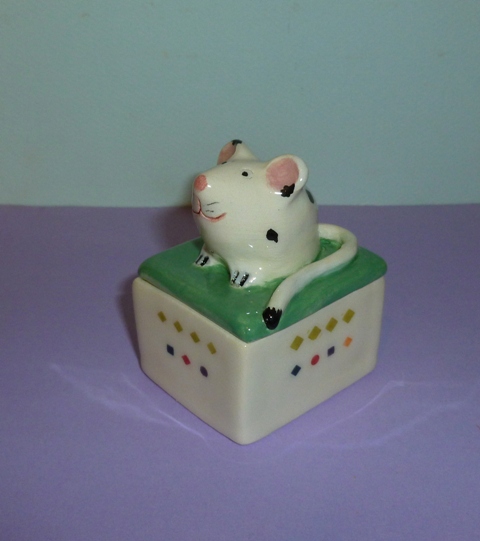 boite a dent lait souris blanche