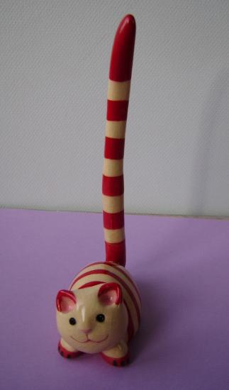 chat rayé rouge