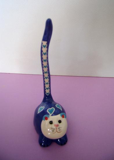 chat bleu décoré de coeurs