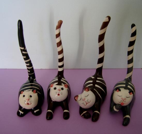 les chats marron gris noir